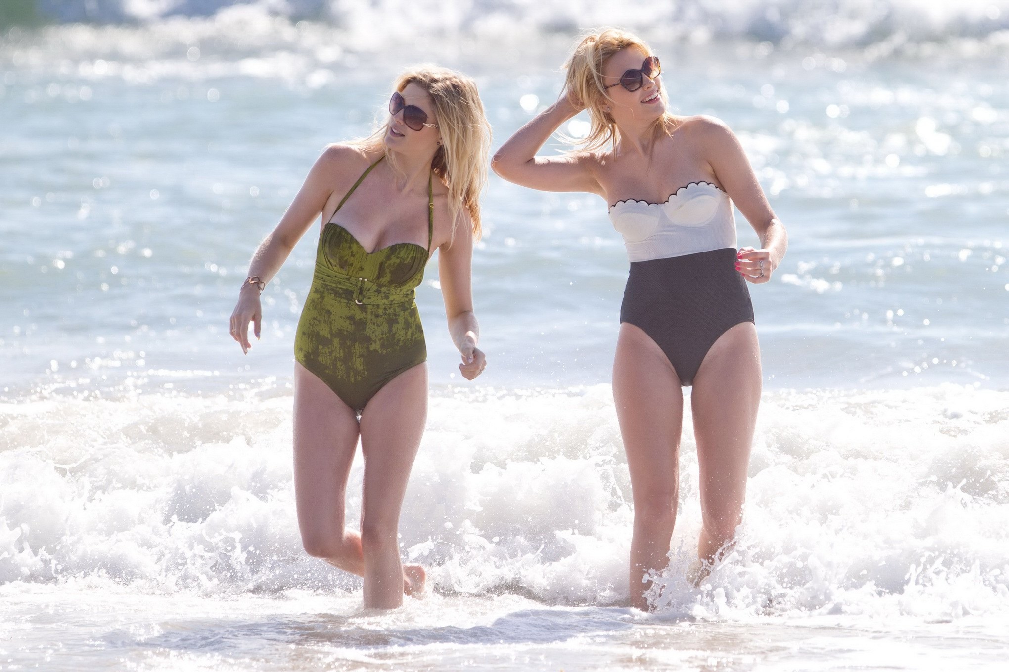 Ashley James et Wallis Day en bikini s'amusant sur la plage de Venice à Los Angeles.
 #75198322