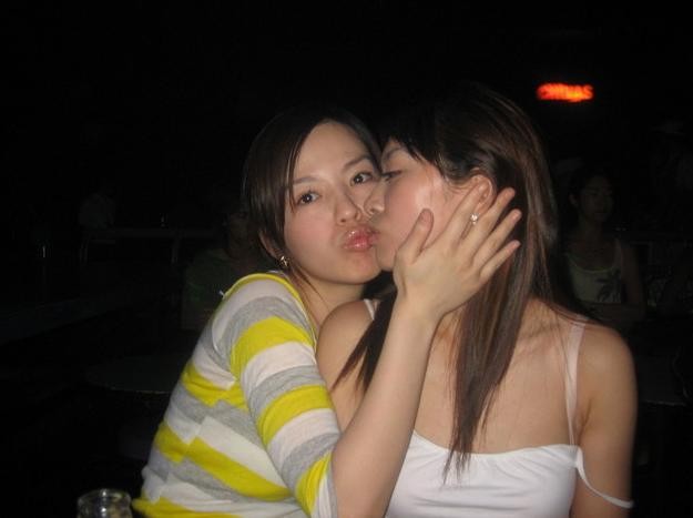 Asiatische Teenie-Freundinnen posieren für die Kamera
 #69910507