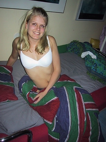 Wunderschöne blonde Teen mit schönen Titten posiert nackt vor der Kamera
 #71478765