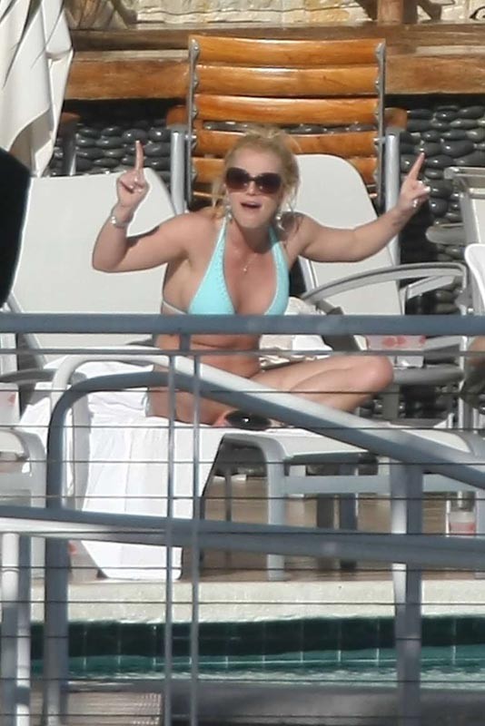 Britney spears lingerie fétiche et chatte en jupe haute
 #75397092