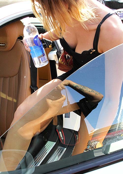 Miley Cyrus : la jupe haute la plus sexy jamais vue au paparazzi dans la rue
 #75267588