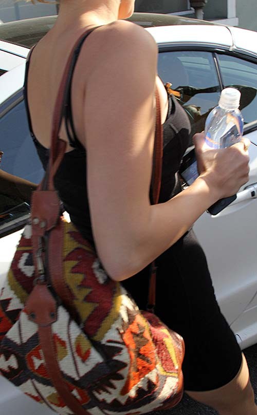 Miley Cyrus、史上最もホットなパパラッチのアップスカートを路上で目撃される
 #75267618