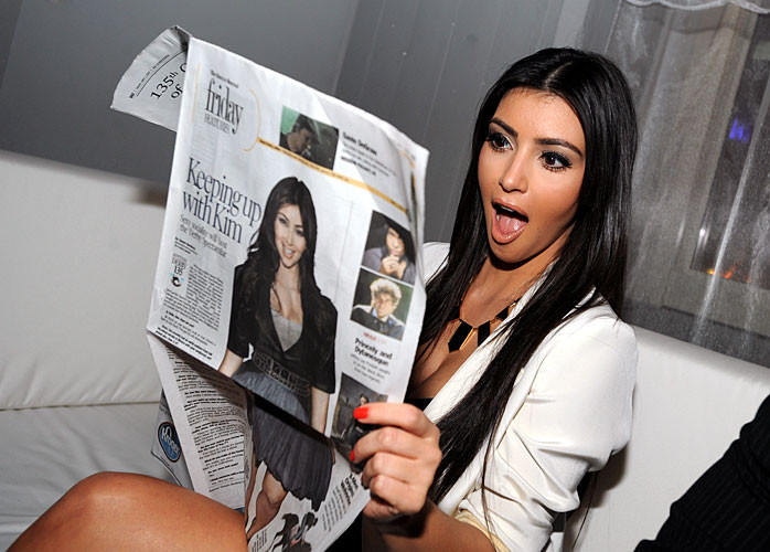 Kim Kardashian che mostra le sue foto upskirt mutandine paparazzi
 #75395346