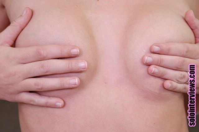 Sehen Sie, wie diese zierliche Blondine zwei Finger in ihre enge Muschi steckt
 #71391213