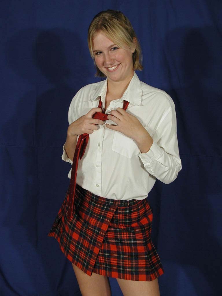 Rubia de tetas pequeñas rellenando su coño con un consolador #73985988