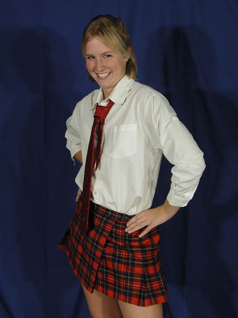 Rubia de tetas pequeñas rellenando su coño con un consolador #73986024