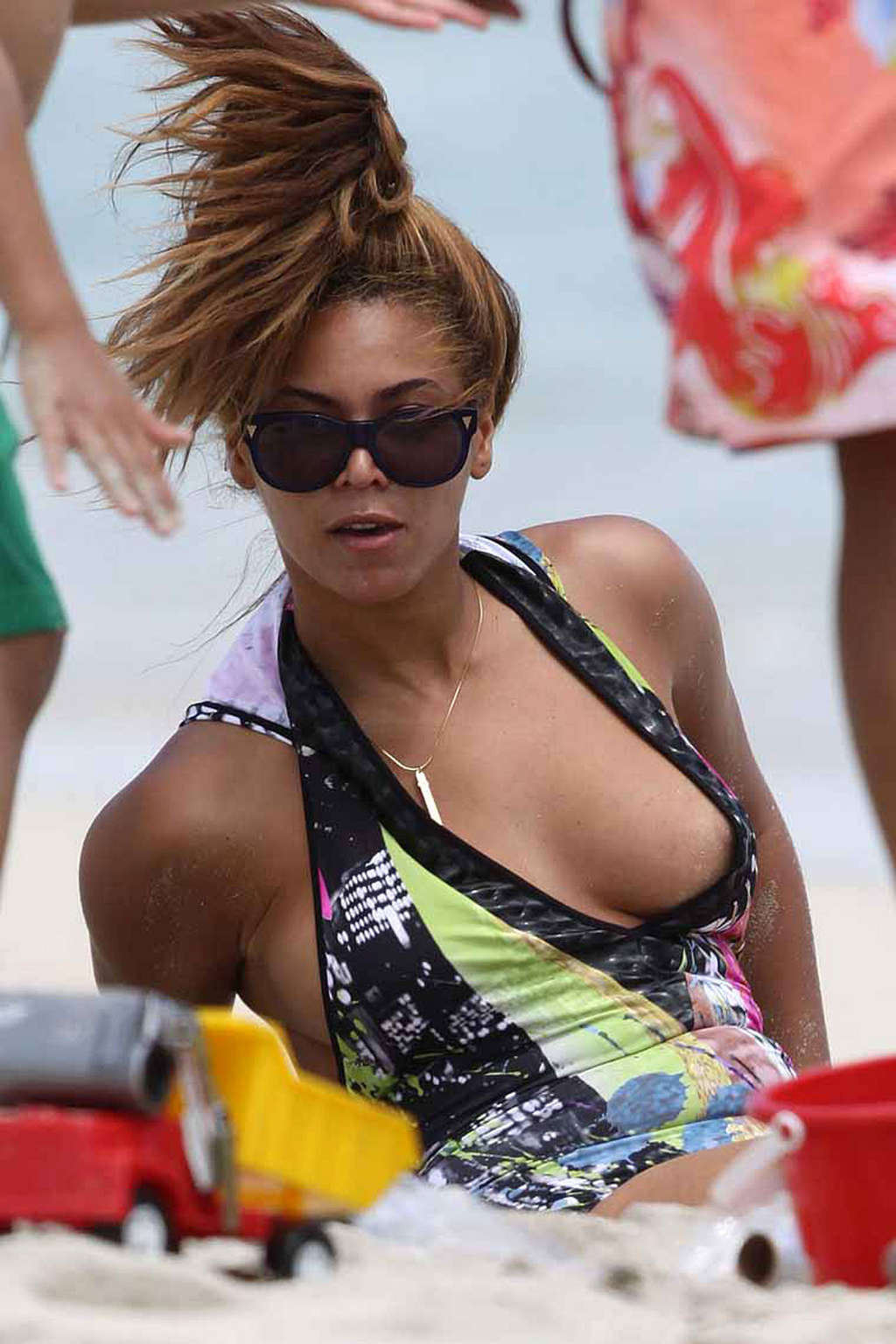 Beyonce Knowles Very Sexy And Hot Bikini And Nipple Slip Photos
