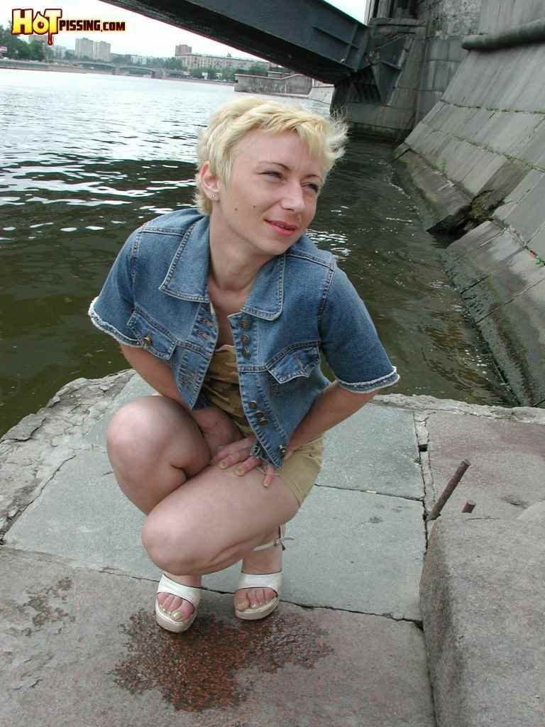 Blondine kann es nicht erwarten zu pinkeln, also pinkelt sie im Freien
 #76593621