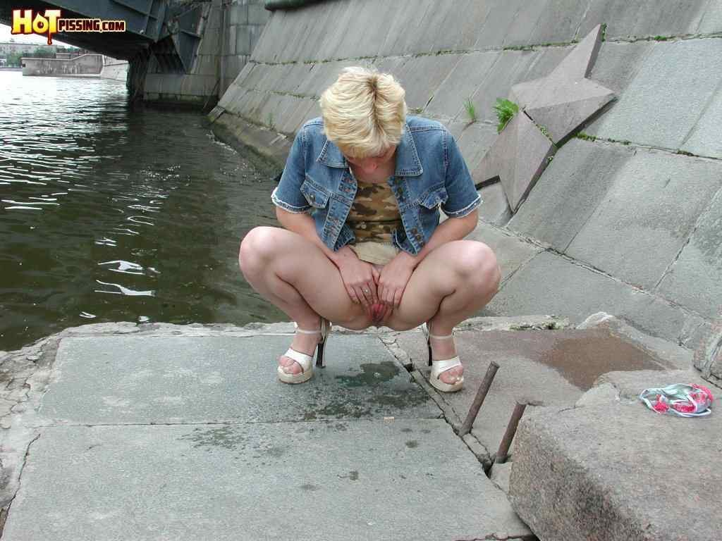 Blondine kann es nicht erwarten zu pinkeln, also pinkelt sie im Freien
 #76593705
