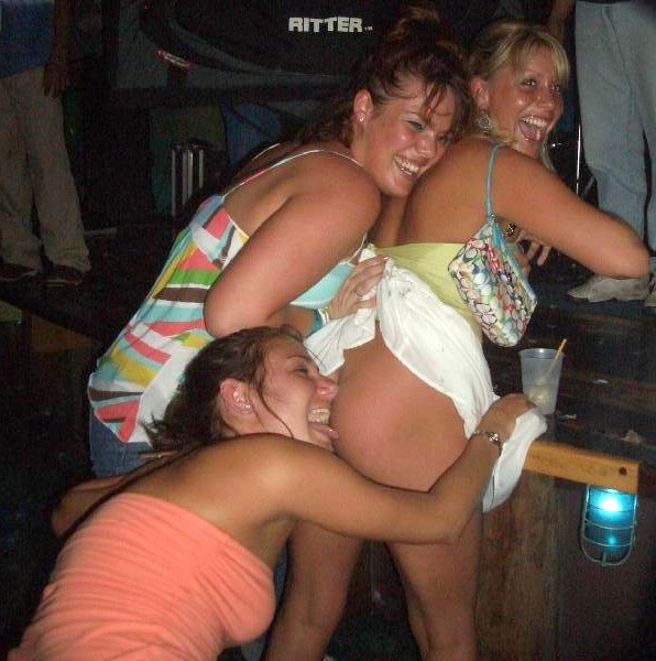 Ragazze ubriache che mostrano le grandi tette vivaci delle ragazze del college
 #76401386