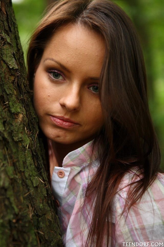 Jeune brune naturelle pose nue dans une forêt en montrant ses seins
 #78598928