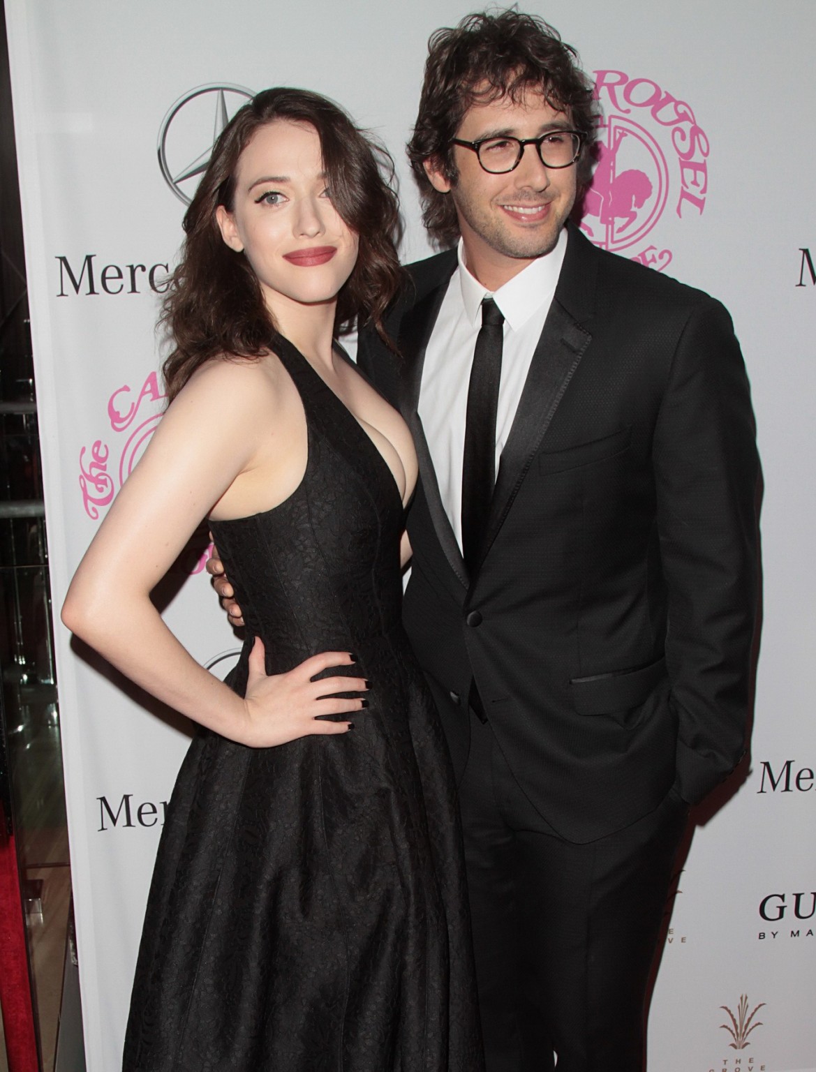 Kat dennings Zurschaustellung ihrer riesigen Brüste braless in schwarzem tief ausgeschnittenen Kleid bei 2014 Auto
 #75183864
