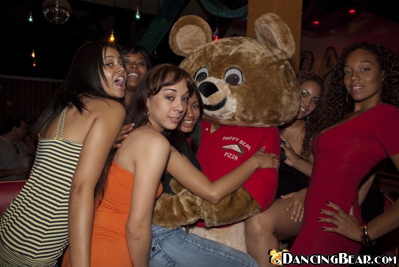 Viele hübsche Mädchen werden auf einer Hardcore-Club-Party begafft
 #71556485