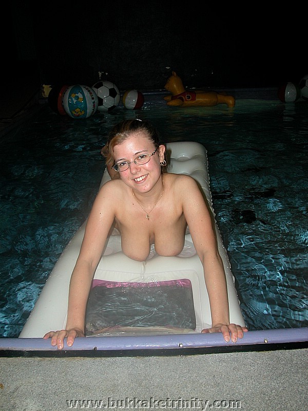 Big Juggs Hausfrau zeigt schöne Titten und Muschi im Pool
 #73868683