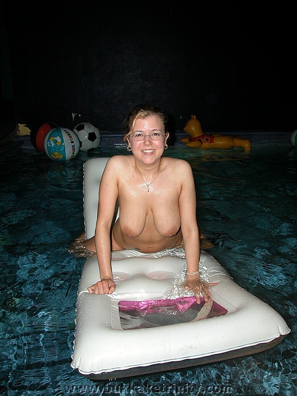 Une ménagère aux gros seins montre ses beaux seins et sa chatte dans une piscine
 #73868693