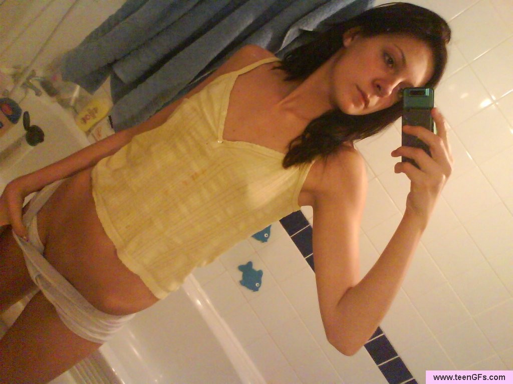 Jeune amateur prenant des photos d'elle nue dans la salle de bain et la chambre à coucher
 #74927222