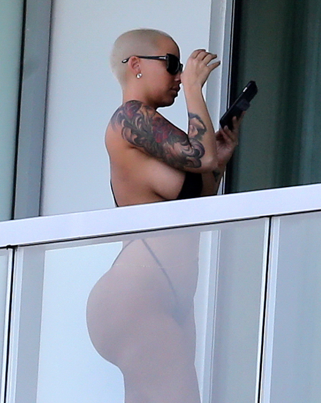 Amber rose shows ab sie runde arsch wearing ein klein schwarz monokini auf ein hotel balc
 #75174842