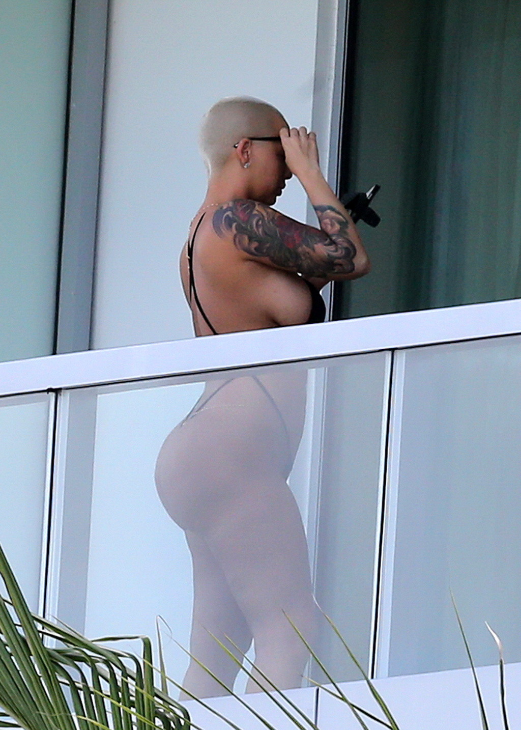 Amber rose muestra su culo redondo con un diminuto monokini negro en el balcón de un hotel
 #75174849