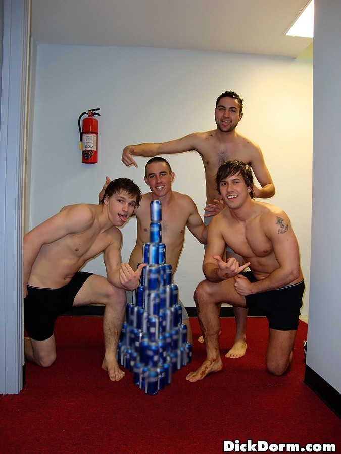 シャワーを浴びた後に自慰行為をする大学生の男たち
 #76935008