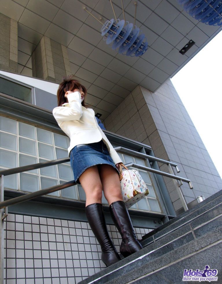 Sayuri es un espectáculo caliente en su falda y botas
 #69848347