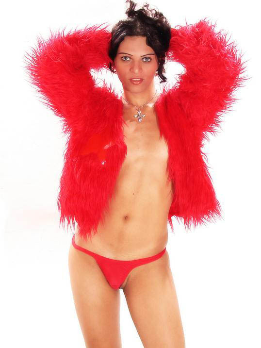 Transsexuel aux seins plats en culotte rouge montrant ses fesses #79337309