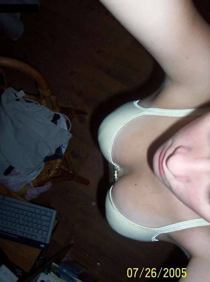 Verspielte Babes? BHs und Blusen verdecken kaum ihre Titten
 #73182533