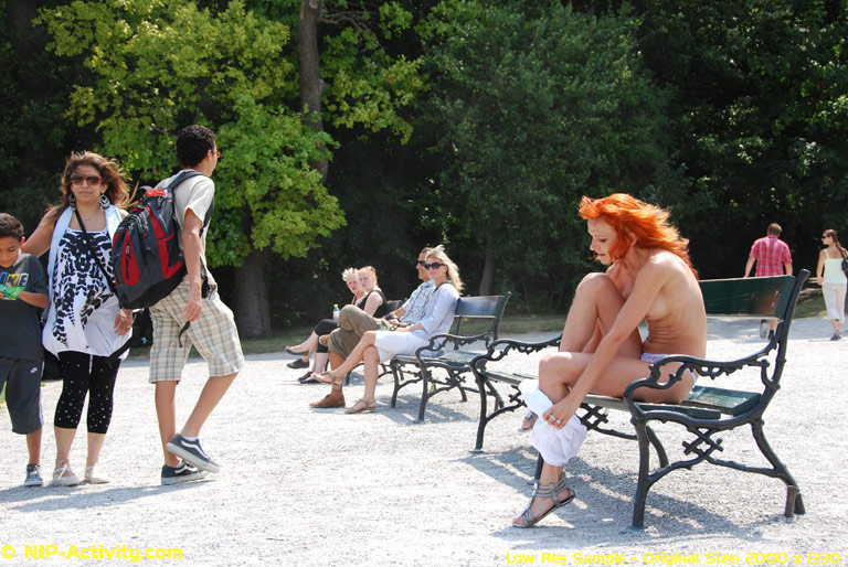 Janette nue en public avec une rousse
 #78592228