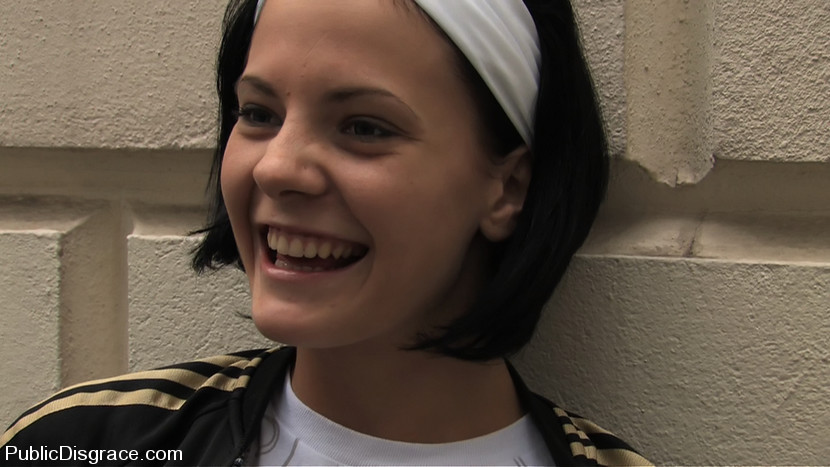 Hermoso aliz se desnuda completamente y caminó como un do
 #69028219