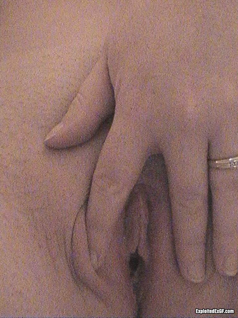 Une salope amateur avec des seins prend des photos de ses seins et de son clito.
 #67598588
