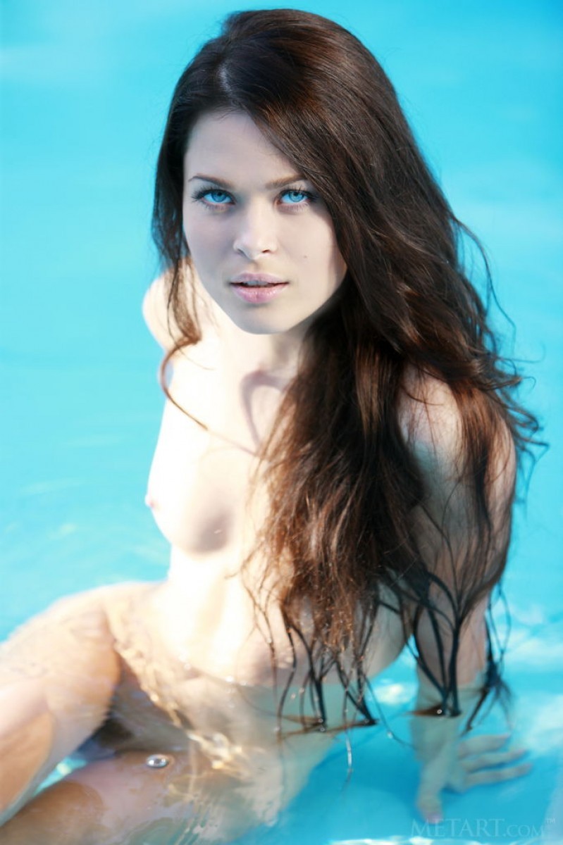 プールの中でいたずらスリム裸の女の子
 #72393899