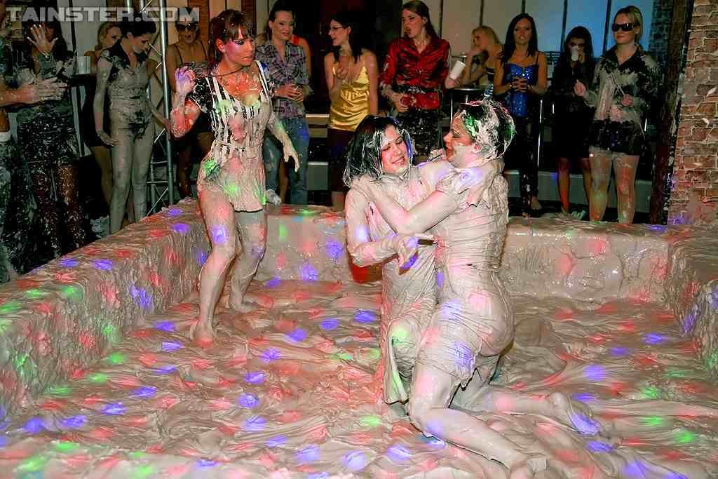 Lesbiche che lottano nel fango
 #73241514