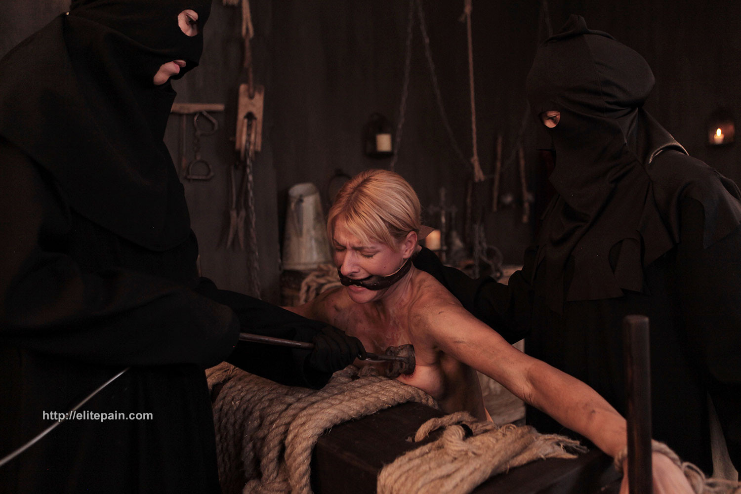 Historia de la tortura de la vendimia del dolor y la flagelación en la inquisición
 #76462138