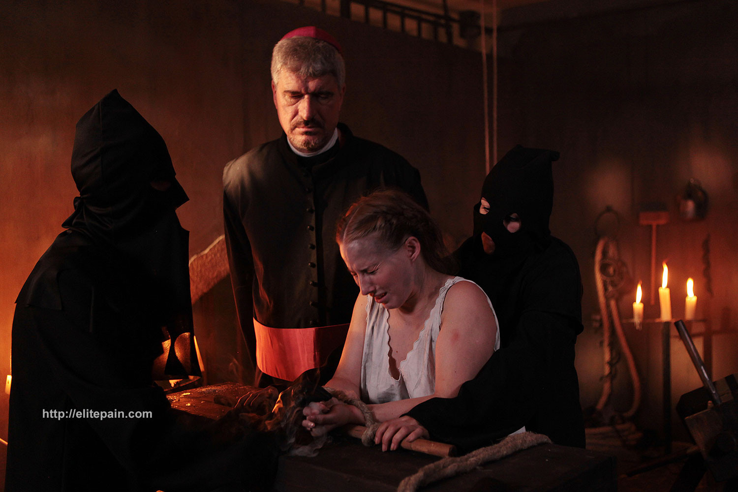 Geschichte des Schmerzes Vintage Folter und Peitsche in der Inquisition
 #76462484