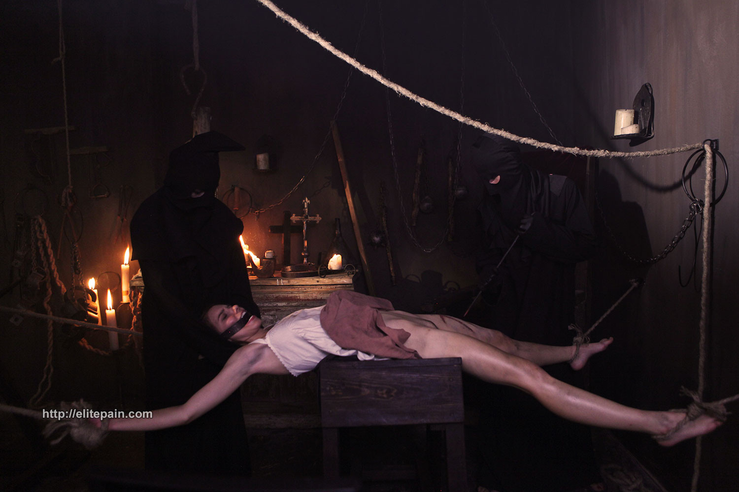 Histoire de la douleur de la torture vintage et de fouet dans l'inquisition
 #76462545