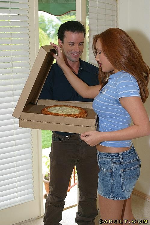 La mujer ordenó una pizza grande de salchichas y está hambrienta
 #78730658