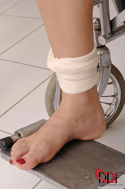 ミラ・サンセットは車椅子の患者の穴を加工する
 #72030203