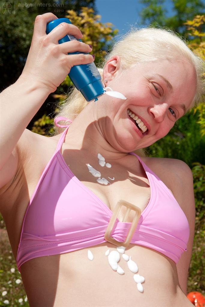 Blondes australisches Babe entfernt ihren nassen Bikini
 #73160822