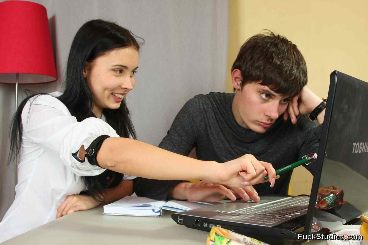 Teen gefickt von ihrem Tutor
 #74511140