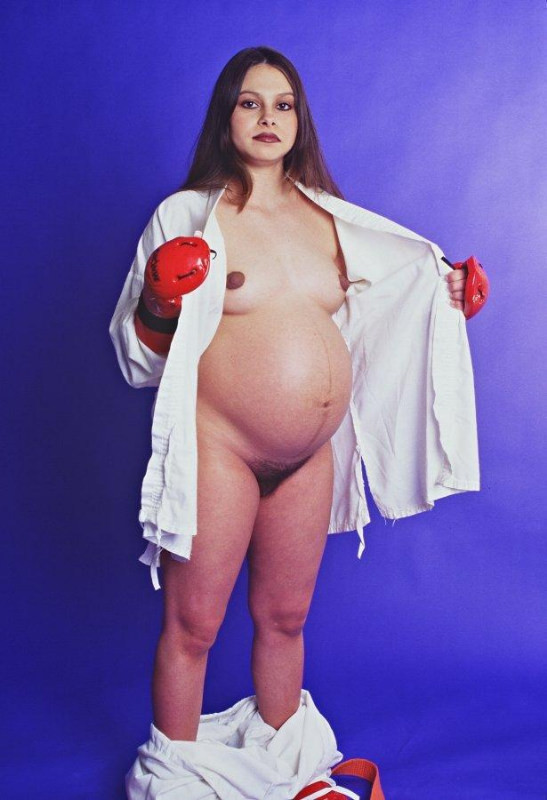 トレーニング後のかわいい妊婦のスプレッディン
 #76633400