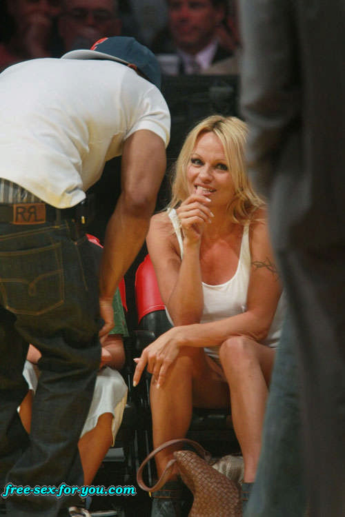 Pamela Anderson zeigt ihre großen Titten und Upskirt-Paparazzi-Bilder
 #75422006
