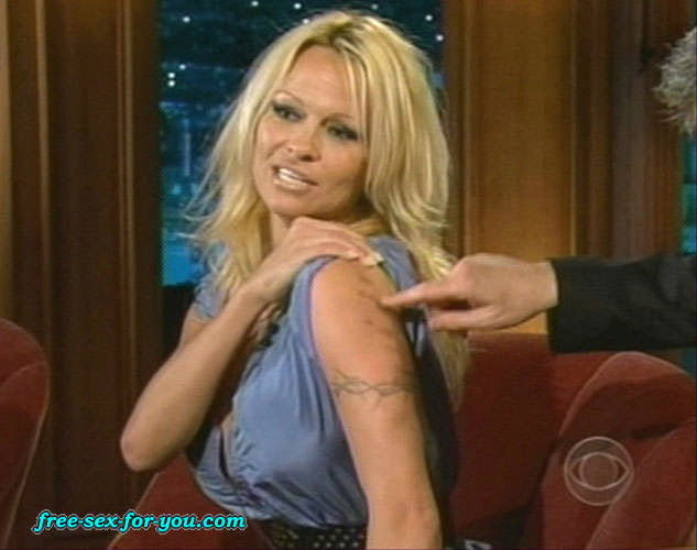 Pamela Anderson zeigt ihre großen Titten und Upskirt-Paparazzi-Bilder
 #75422054