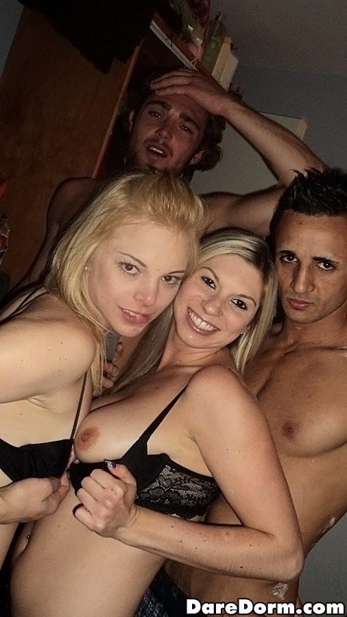 Novias universitarias cachondas de primer año jugando con la polla en los dormitorios
 #76772527