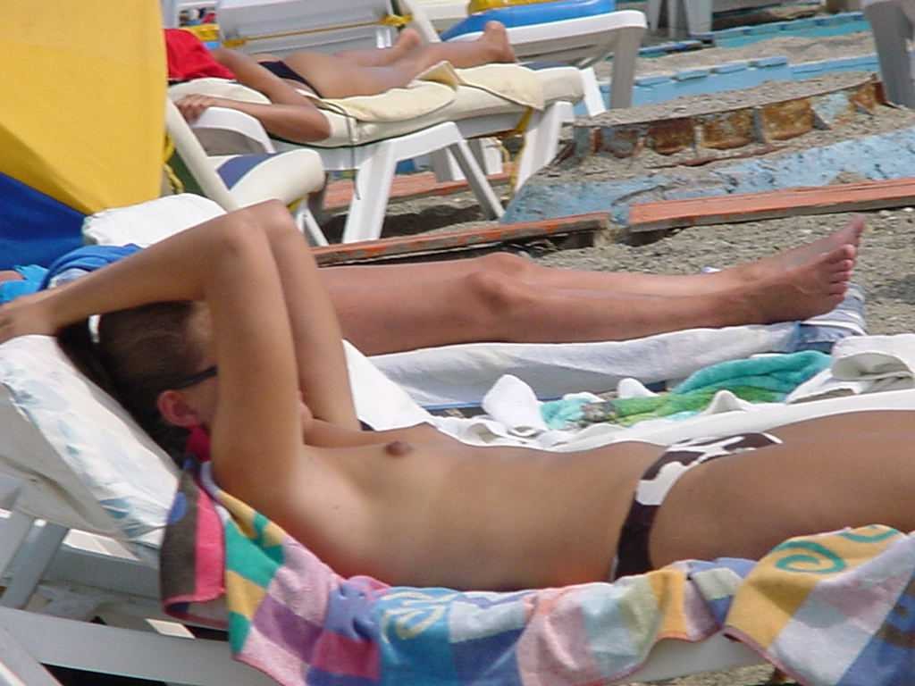 Alle Augen sind auf diese junge Nudistin gerichtet, während sie ein Sonnenbad nimmt
 #72251553
