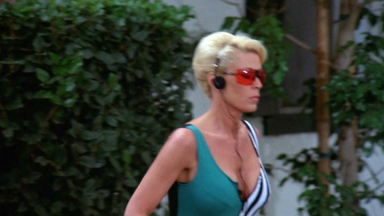 Leslie easterbrook esponendo le sue belle grandi tette in camicia vedere attraverso bagnato
 #75321448