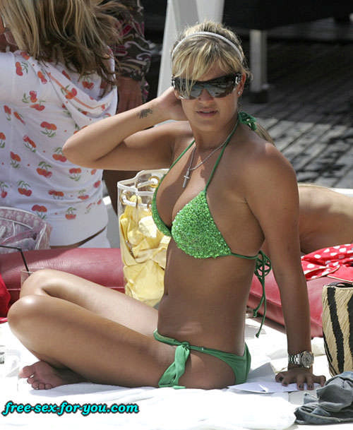 Danielle lloyd montre ses jolis seins et son cul en bikini vert
 #75429378