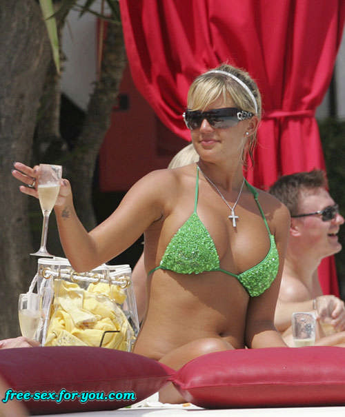 Danielle lloyd montre ses jolis seins et son cul en bikini vert
 #75429473