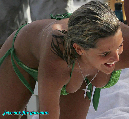 Danielle lloyd montre ses jolis seins et son cul en bikini vert
 #75429485