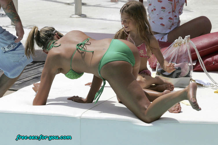 Danielle lloyd montre ses jolis seins et son cul en bikini vert
 #75429502