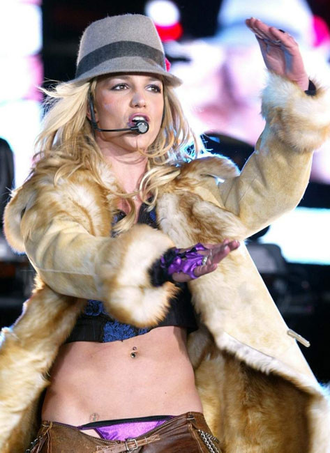 La célébrité Britney Spears montre ses tétons durs et son cul nu.
 #75413790