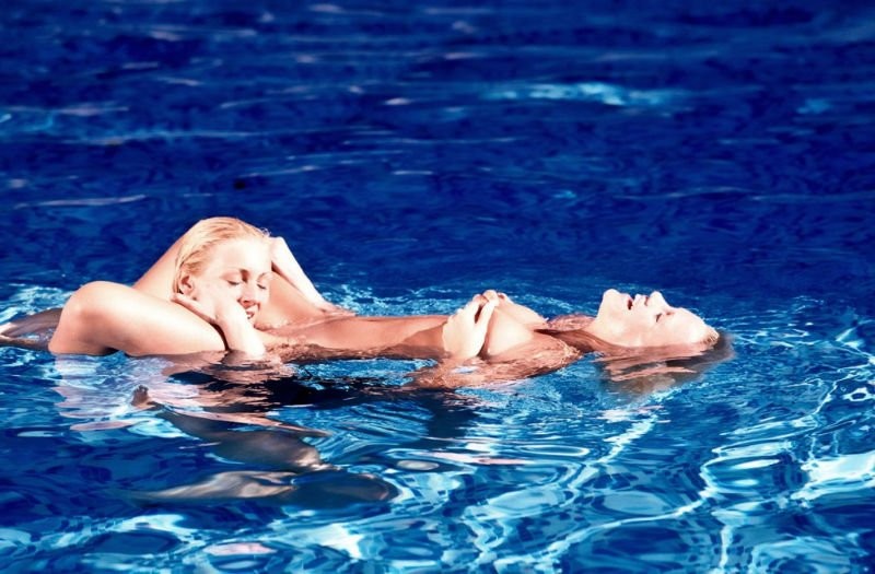 Lesbianas rubias cachondas dándose placer en la piscina
 #73823966